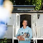 Pipowagen De Luxe, Prive Hottub En Zwembad Holiday home *