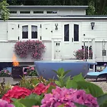 Holiday home Pipowagen De Luxe, Prive Hottub En Zwembad *
