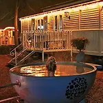 Pipowagen De Luxe, Prive Hottub En Zwembad Holiday home Heythuysen