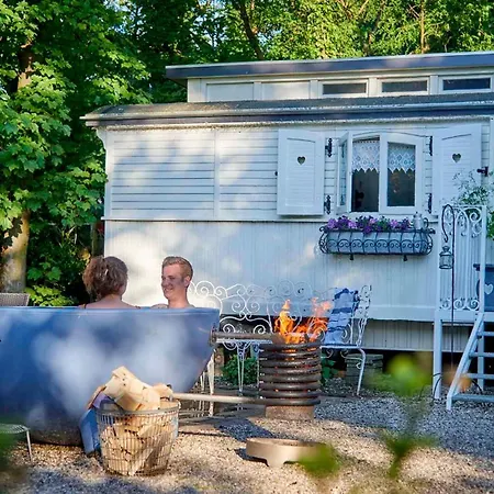 Holiday home Pipowagen De Luxe, Prive Hottub En Zwembad Heythuysen