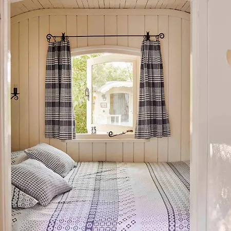 Holiday home Pipowagen De Luxe, Prive Hottub En Zwembad Heythuysen
