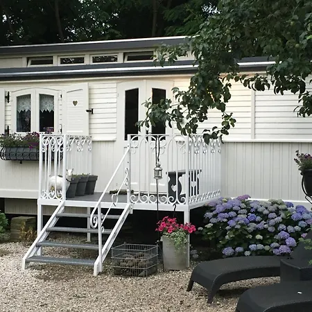 Pipowagen De Luxe, Prive Hottub En Zwembad Holiday home *