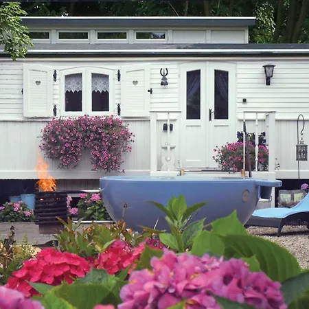 Holiday home Pipowagen De Luxe, Prive Hottub En Zwembad *