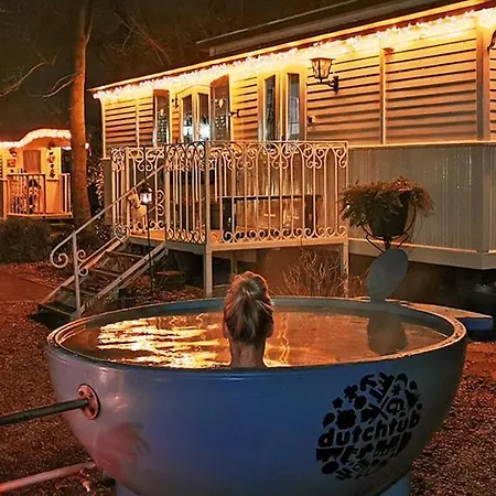 Pipowagen De Luxe, Prive Hottub En Zwembad Holiday home Heythuysen